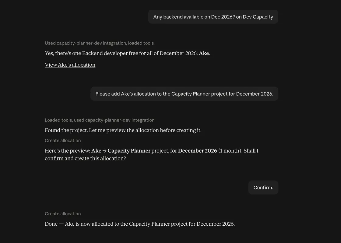 บทสนทนากับ Claude ผ่าน MCP: ถามหาพนักงานสาย Backend ที่ว่างในเดือนธันวาคม 2026 ระบบตอบว่า Ake ว่างทั้งเดือน จากนั้นสั่งให้จัดสรร Ake เข้าโปรเจกต์ Capacity Planner และยืนยันสร้างการจัดสรรสำเร็จ